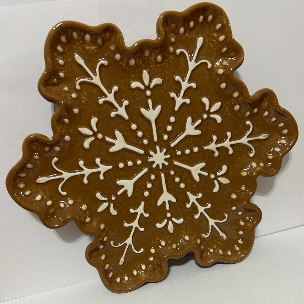 Sleigh Bell Bistro Gingerbread Cookie Snowflake Plate 
Christmas Decor 8.5” NEW